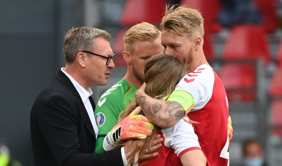 Ο προπονητής και οι παίκτες της Δανίας προσπαθούν να ηρεμήσουν την αδερφή του Έρικσεν